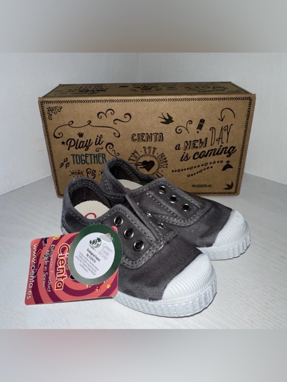 Cienta Toddler Canvas Slip On Shoes Sneakers Gray  EU 22 US 6 New in Box Classic